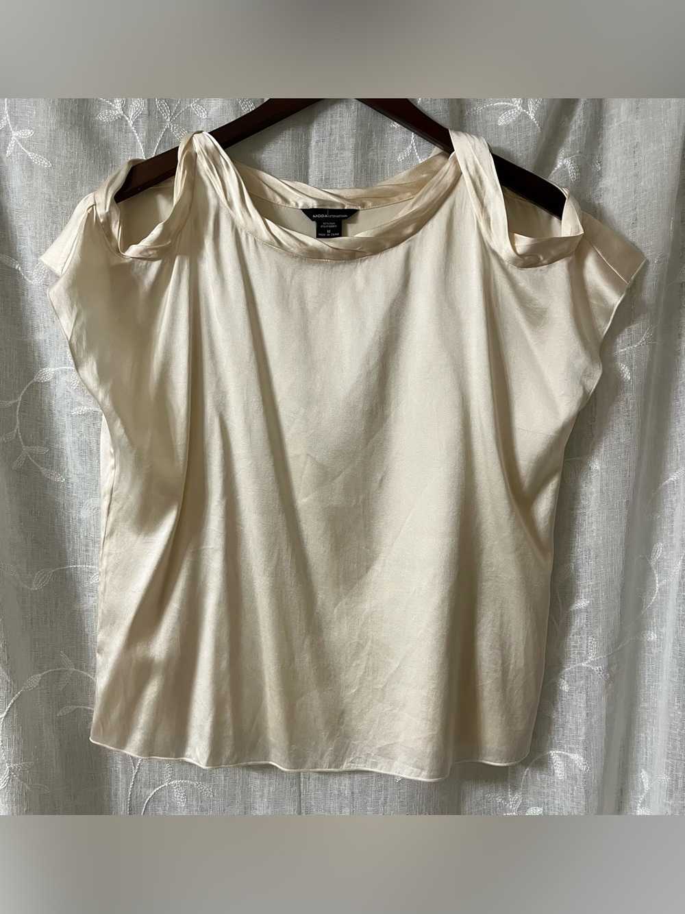 Victoria's Secret Cream Satin Cold-Shoulder Blouse Size Medium Silk